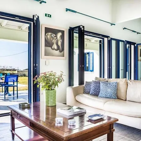 Sleeps 4 Pool Air Con Wifi Kaligata