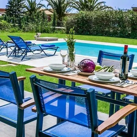 Sleeps 4 Pool Air Con Wifi *
