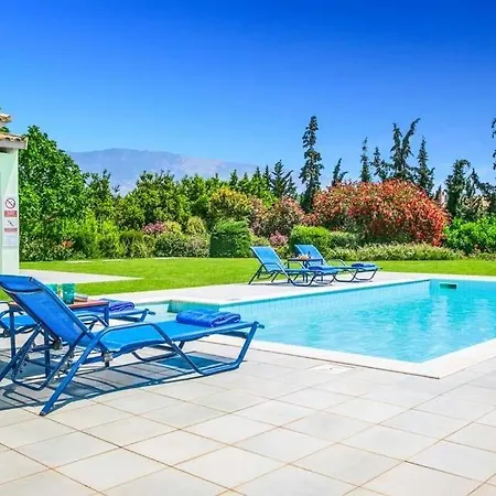 Sleeps 4 Pool Air Con Wifi Kaligata
