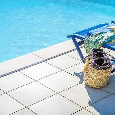 Villa Sleeps 4 Pool Air Con Wifi *